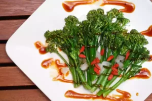 Brokkolini anrichten und Servieren