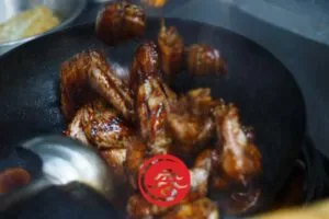 Die Hauptzutaten hinzugeben: Zucker, Soja Sauce, Reiswein. Reichlich Brühe (Wasser) hinzugeben (1 Liter) - Drei Tassen Huhn Rezept 三杯雞食谱 