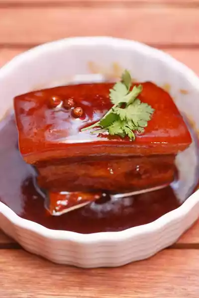 Dong Po Rou 東坡肉 - Geschmorter Schweinebauch 