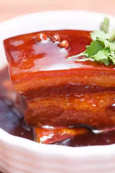 Dong Po Rou 東坡肉 - Geschmorter Schweinebauch 