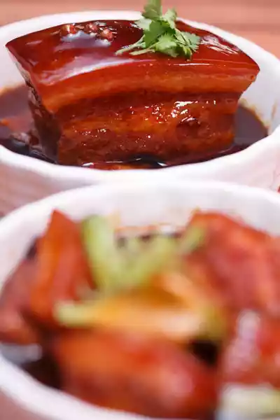 Dong Po Rou 東坡肉 - Geschmorter Schweinebauch 