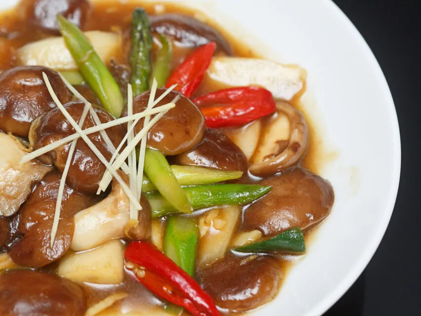 Gebratene Pilze 炒香菇 - Die Drei Tanten und Sechs Omas [sāngūliùpó] - 三姑六婆 