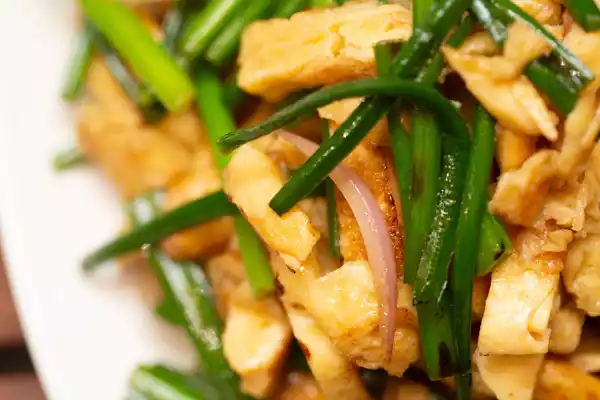 Gebratener Eier mit Knoblauch-Schnittlauch 韭菜炒雞蛋 - Gerichte mit Schnittknoblauch