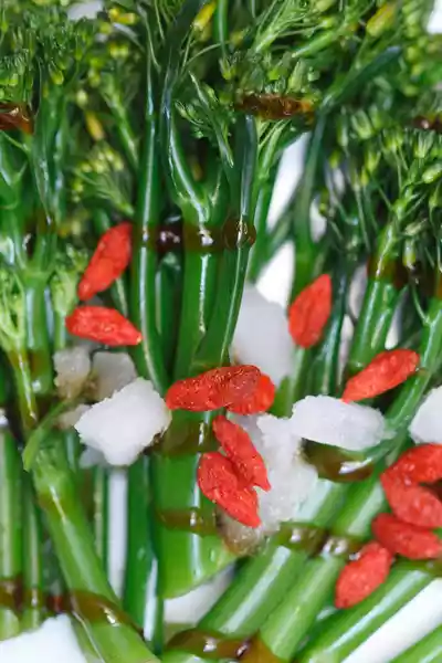 Geeiste Brokkolini mit Goji-Beeren