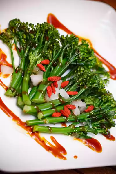 Geeiste Brokkolini mit Goji-Beeren 