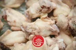 Hähnchenflügel blanchieren, anschließen waschen - Drei Tassen Huhn Rezept 三杯雞食谱 