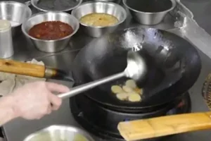 Hähnchenflügel blanchieren, anschließen waschen - Drei Tassen Huhn Rezept 三杯雞食谱 