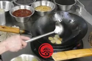 Ingwer Goldbraun anbraten. Salz hinzugeben - Entensuppe mit Wintermelone Rezept 冬瓜鸭骨汤食谱