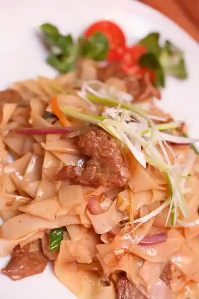 Reisbandnudel mit Rindfleisch - 乾炒牛河