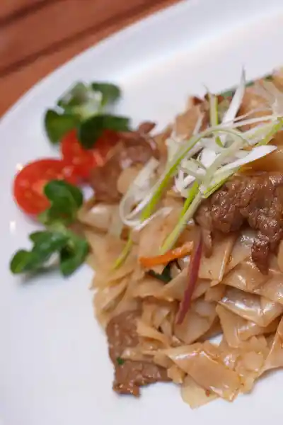 Reisbandnudel mit Rindfleisch - 乾炒牛河