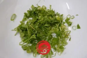 Schüssel vorbereiten Koriander und Frühlingszwiebeln klein hacken. Zusammen mit Sesamöl in ein große Schüssel gebene - Entensuppe mit Wintermelone Rezept 冬瓜鸭骨汤食谱