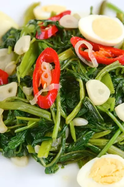 Gebratener Wasserspinat - 炒腐乳空心菜 mit Chili und fermentierter Tofu