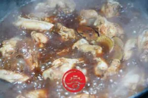 10 Minuten bei starke Feuer kochen - Drei Tassen Huhn Rezept 三杯雞食谱 