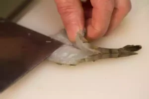 Garnelen vorbereiten Garnelen tief aufschneiden, aber ohne es ganz zu trennen. Darm entfernen. Waschen und abtrocknen.