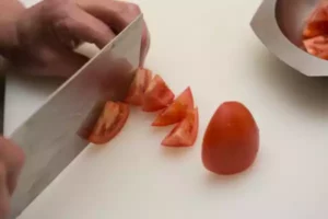 Gemüse vorbereiten Gemüse waschen und in Stücke schneiden