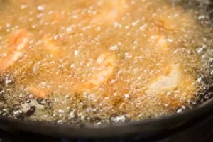 Garnelen frittieren Ausreichend Fett im Wok erhitzen. Bei ca. 180°C die Garnelen kurz braten für ca. 30-40 Sekunden frittieren