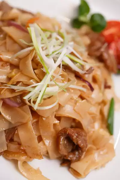 Reisbandnudel mit Rindfleisch - 乾炒牛河