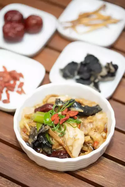 Gedämpftes Hähnchen Jiāxiāng (Heimat Art) 家鄉雞