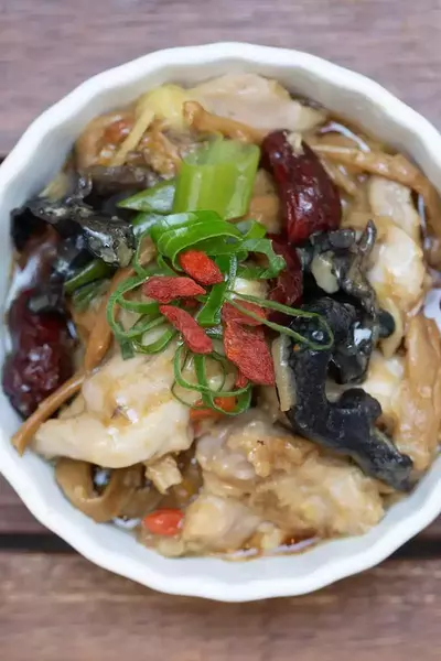 Gedämpftes Hähnchen Jiāxiāng (Heimat Art) 家鄉雞